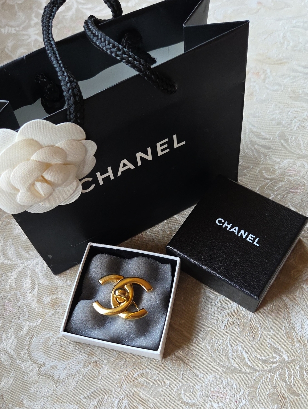 CHANEL Turnlock Gold CC Logo Brooch - Picture 2 of 5